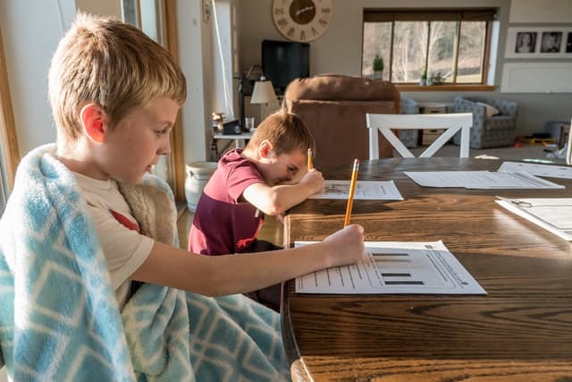 子ども　勉強の様子